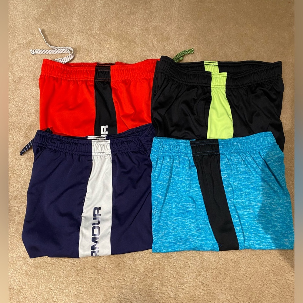 Under Armour Bundle of 4 Pairs of Shorts Boys YL
